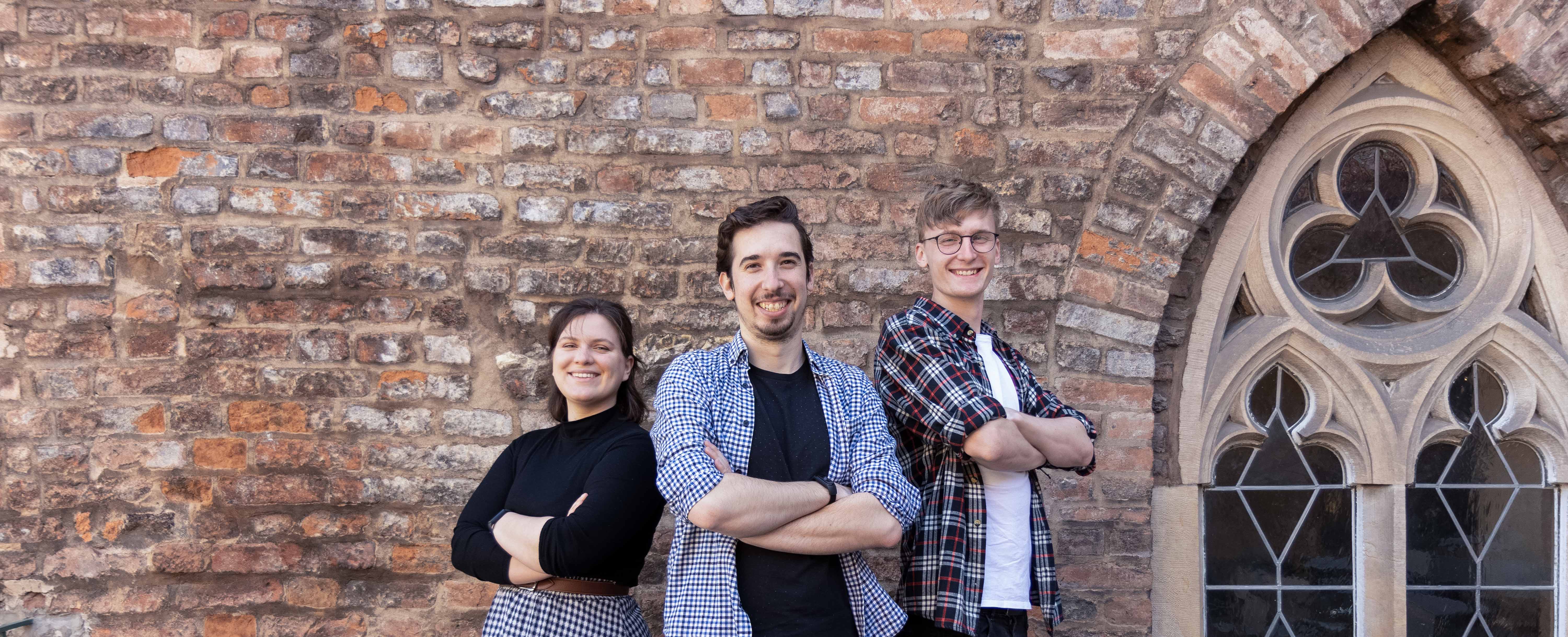 Trpělivý Vnuk vysvětluje seniorce práci na tabletu